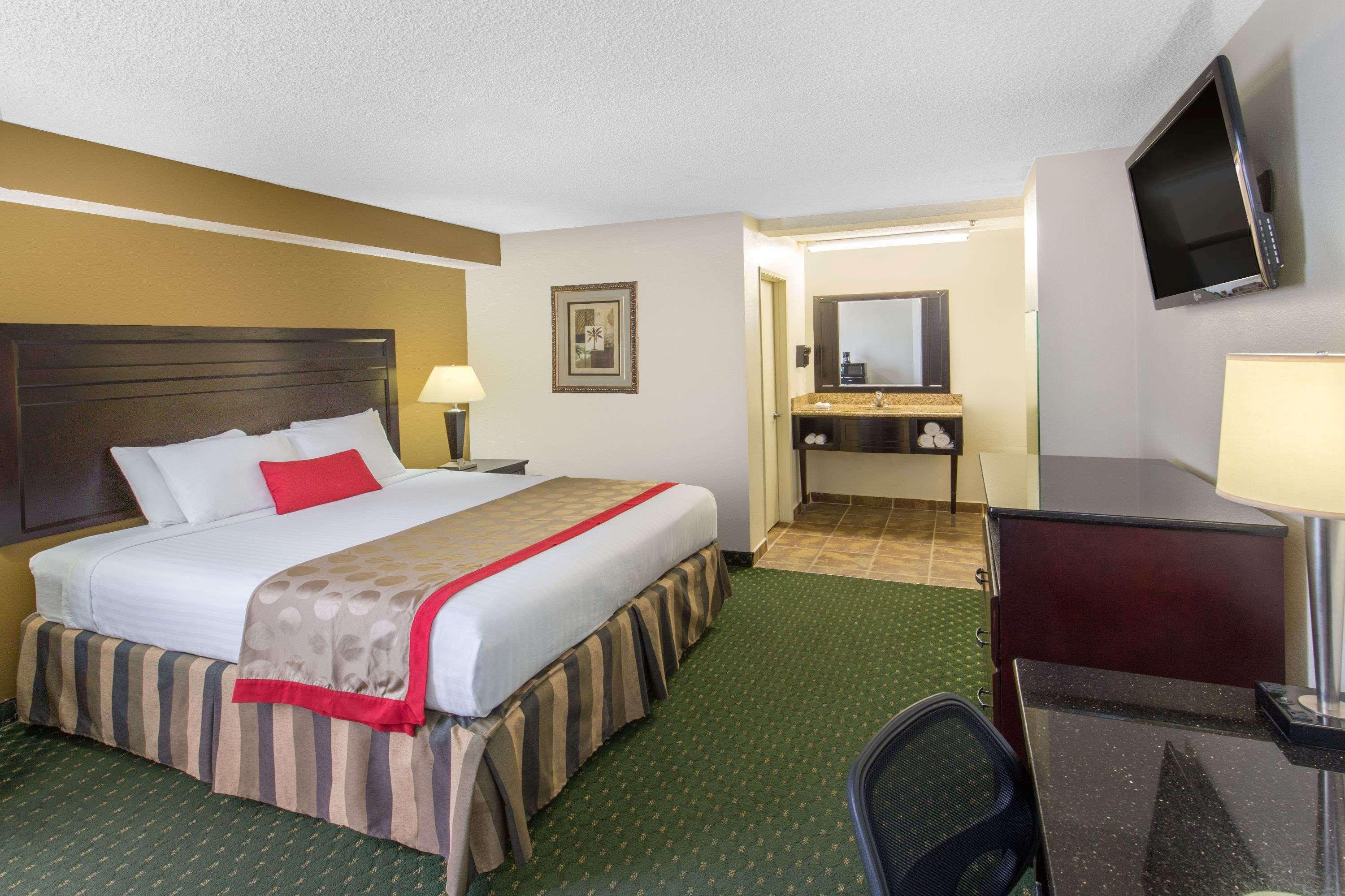 Hotel Ramada By Wyndham Ontario Zewnętrze zdjęcie