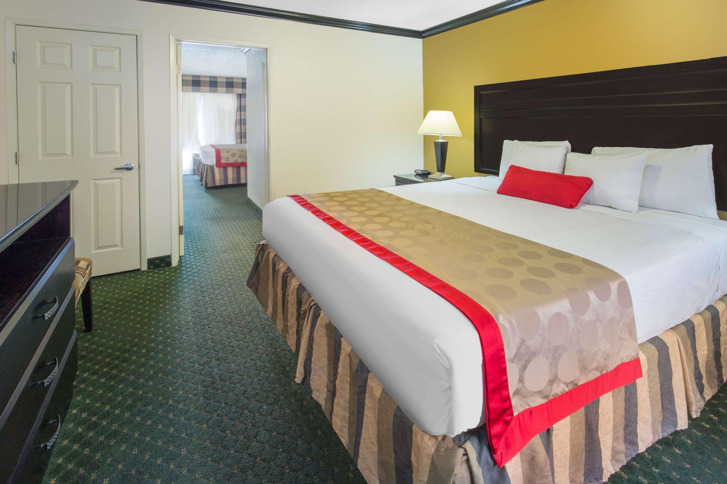 Hotel Ramada By Wyndham Ontario Zewnętrze zdjęcie